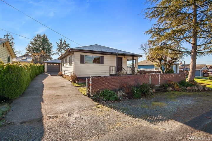 Property Photo: 813 N 31st St WA 98056
