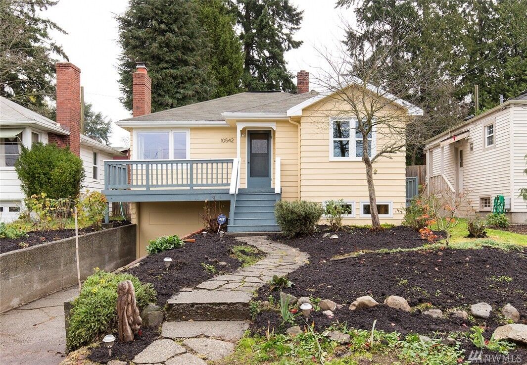 Property Photo:  10542 Interlake Ave N  WA 98133 
