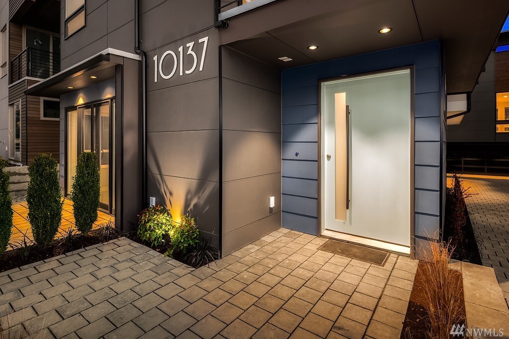 Property Photo:  10137 NE 63rd St  WA 98033 