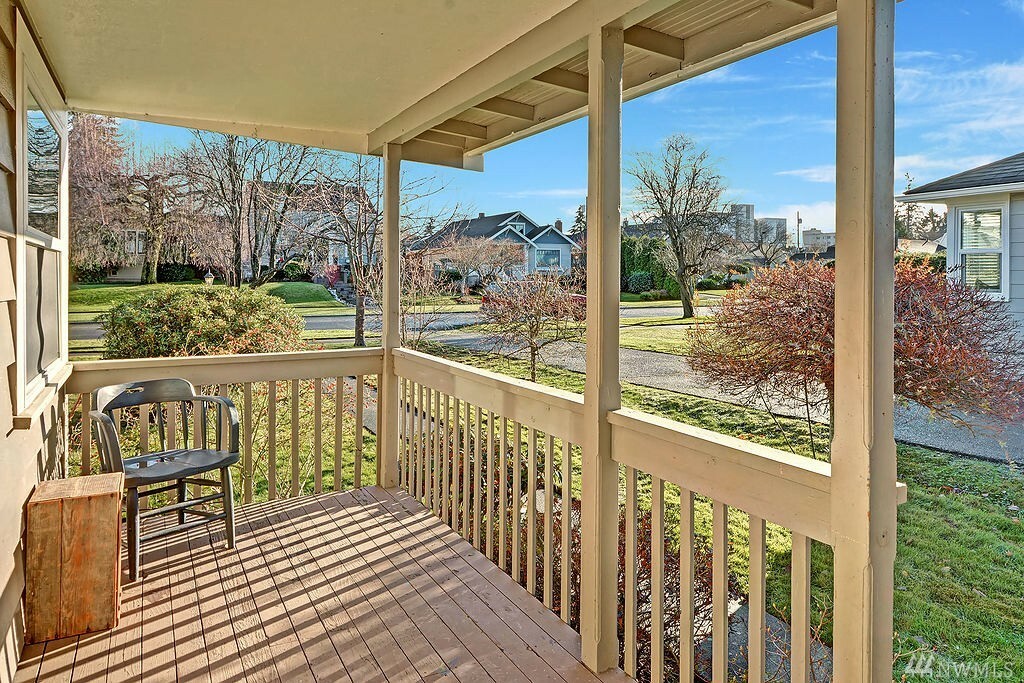 Property Photo: 1018 Rucker Ave WA 98201