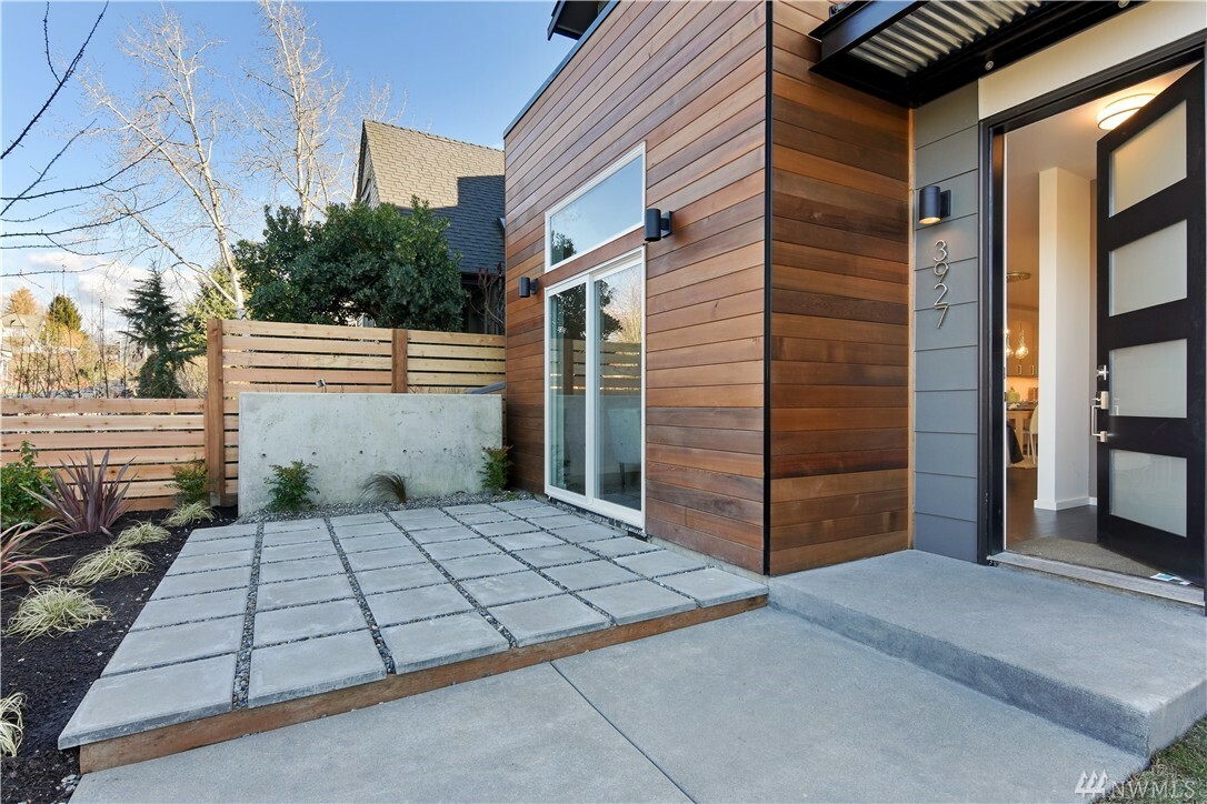 Property Photo: 3927 S Edmunds St WA 98118