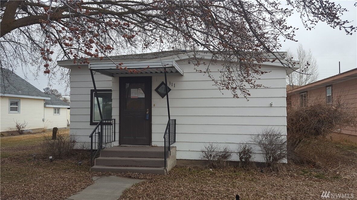 Property Photo:  311 E 1st Ave  WA 99159 