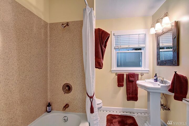 Property Photo: 2419 W Lynn St WA 98199