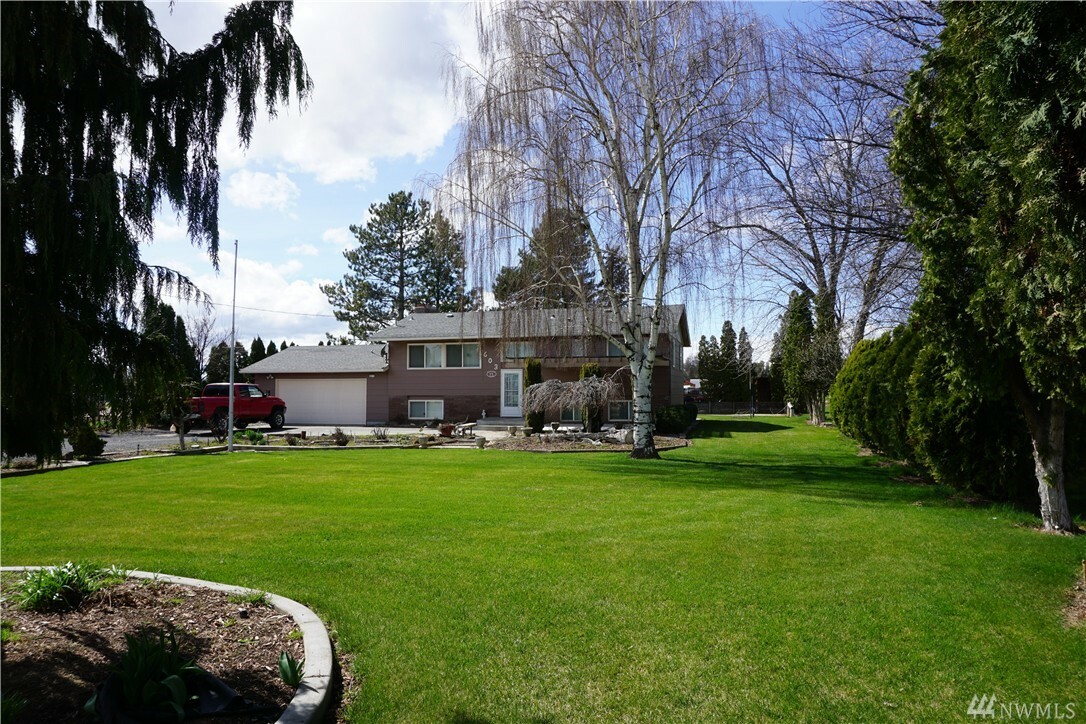 Property Photo:  603 Central Ave N  WA 98848 