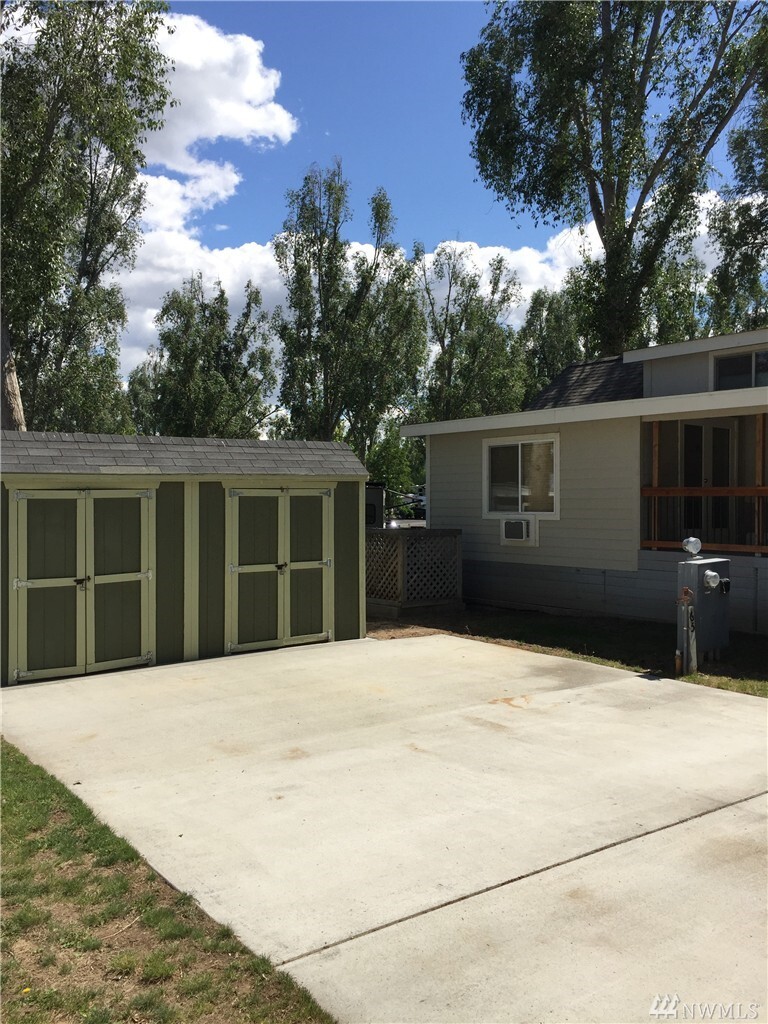 Property Photo: 7037 Hwy 262 SE 65 WA 99344