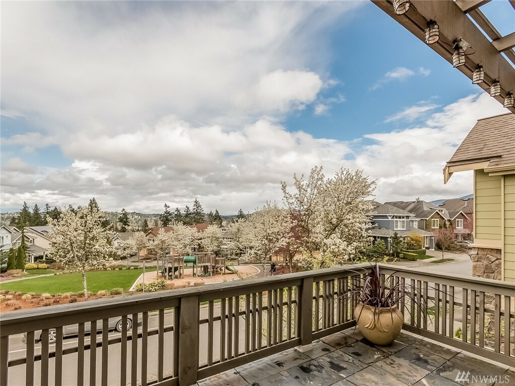 Property Photo:  749 Bear Ridge Dr NW  WA 98027 