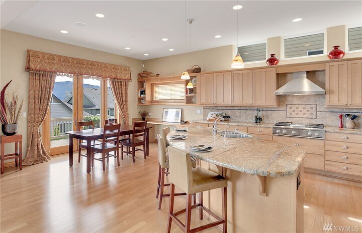 Property Photo: 752 Summerhill Ridge Dr NW WA 98027