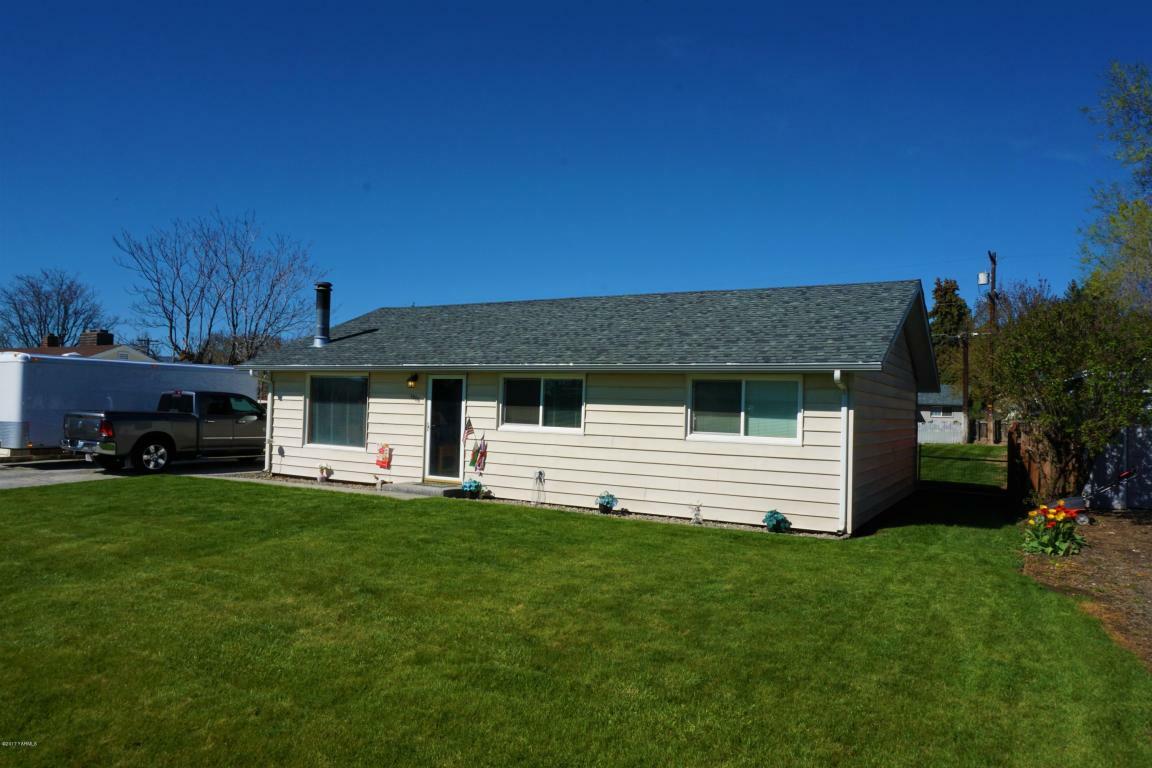 Property Photo: 1306 S 43rd Ave WA 98908