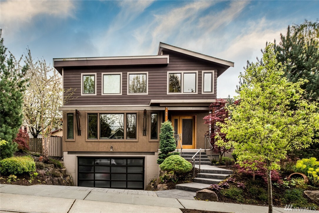 Property Photo:  411 6th Ave S  WA 98033 
