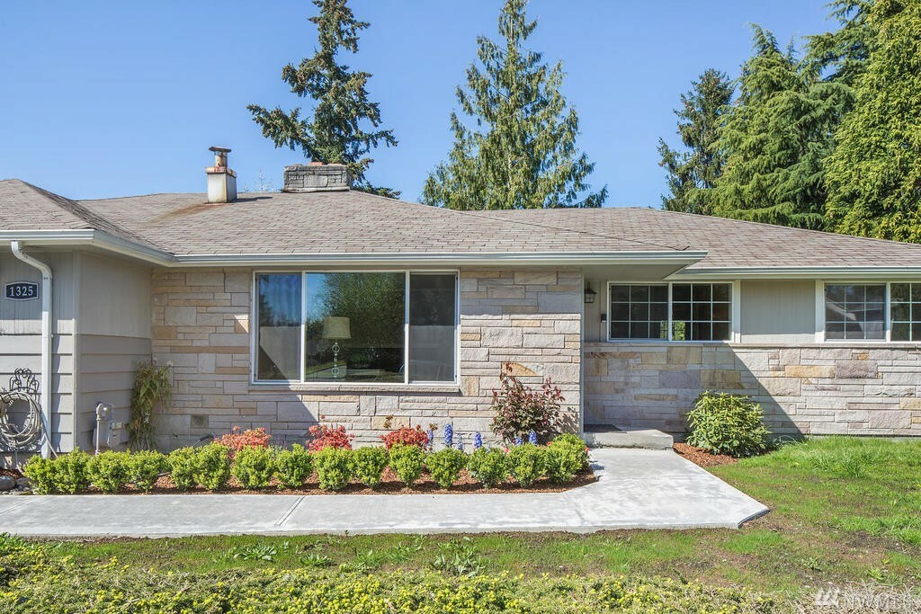 Property Photo: 1325 29th St SE WA 98002