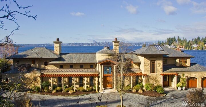 Property Photo: 405 Shoreland Dr SE WA 98004