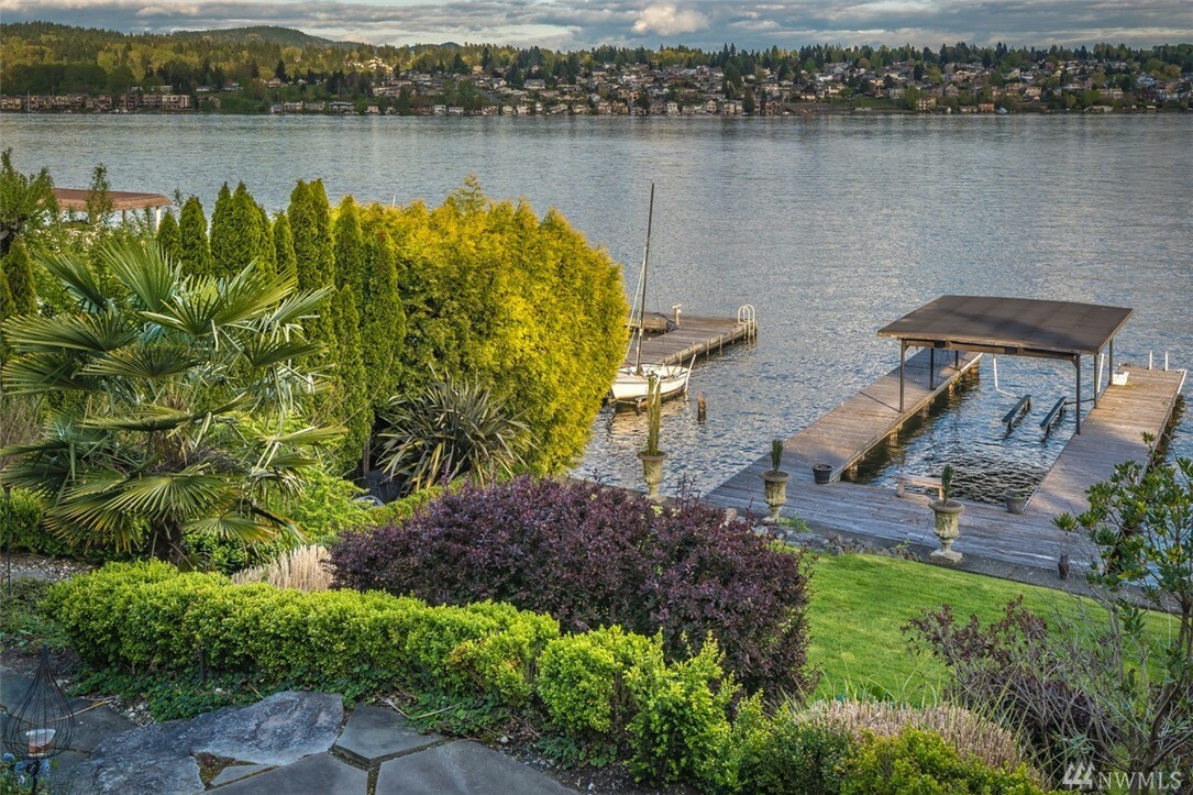 Property Photo:  8232 Avalon Dr  WA 98040 