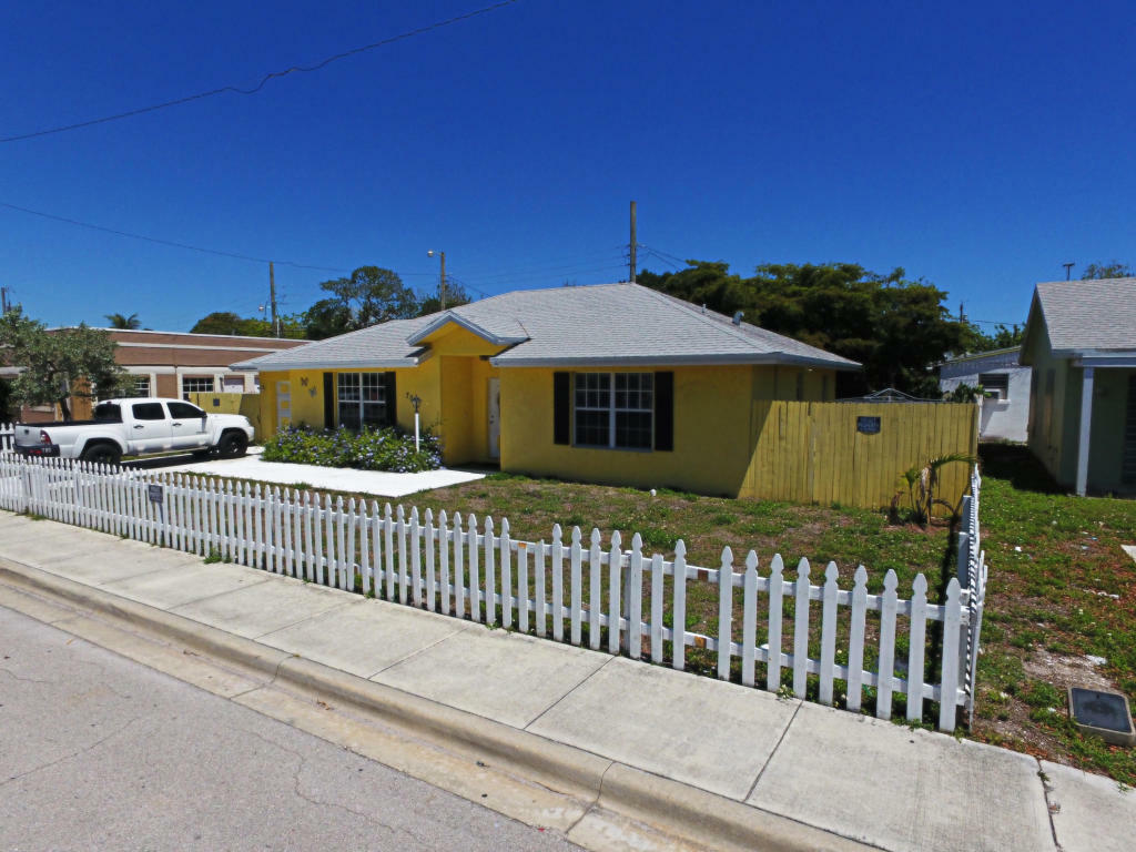 Property Photo:  706 Latona Avenue  FL 33460 