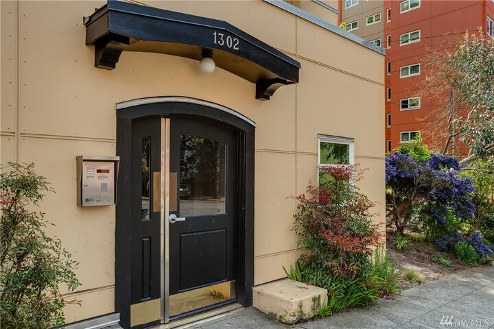 Property Photo: 1302 Queen Anne Ave N B WA 98109