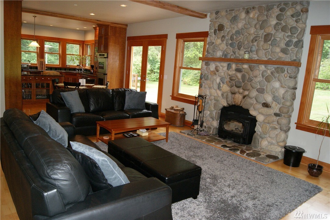 Property Photo:  18305 121 Ave SW  WA 98070 