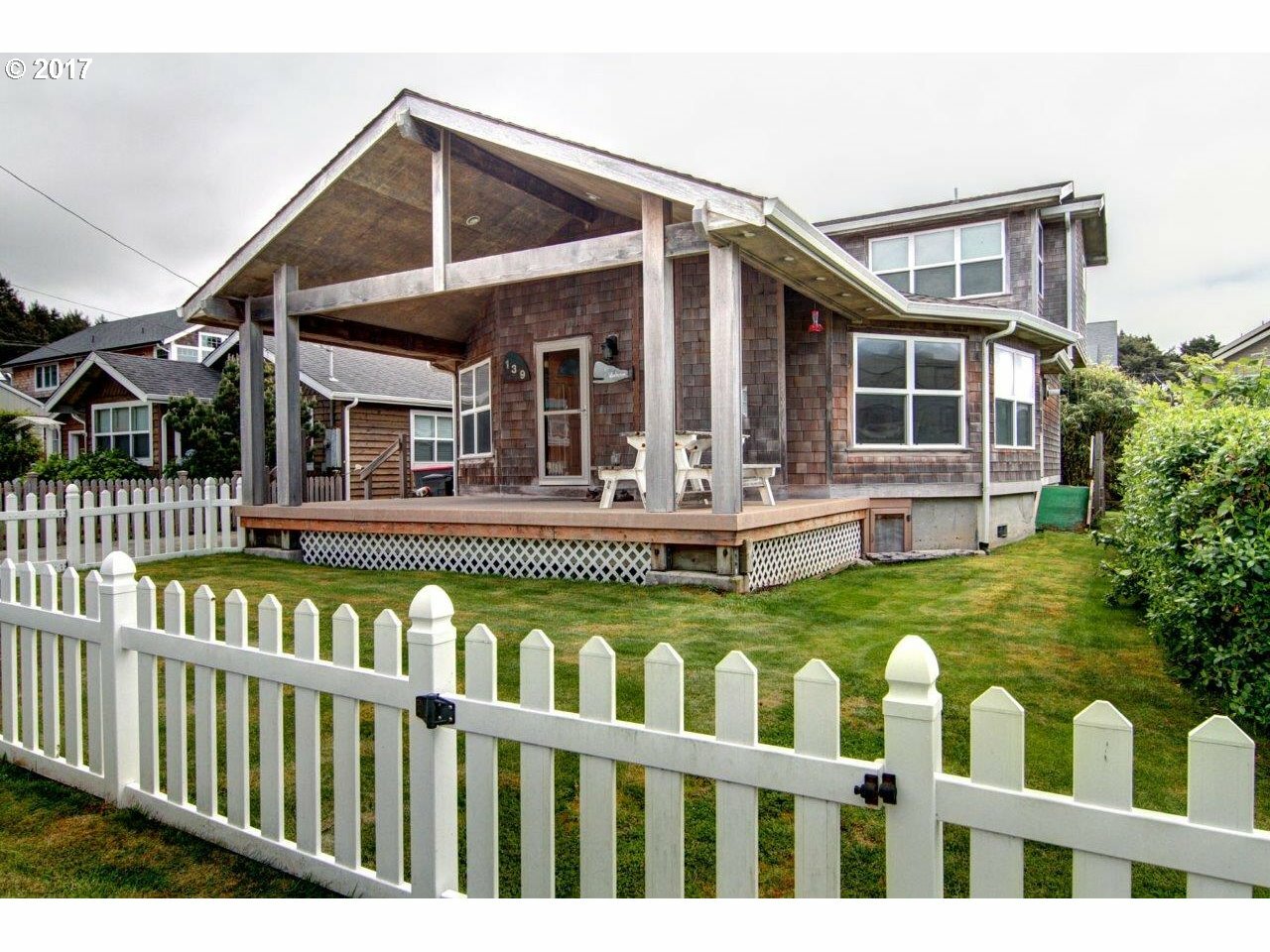 Property Photo: 139 W Chisana St OR 97110