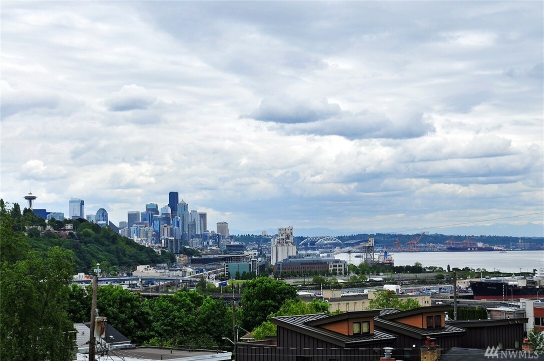 Property Photo: 2330 W Crockett St 203 WA 98199