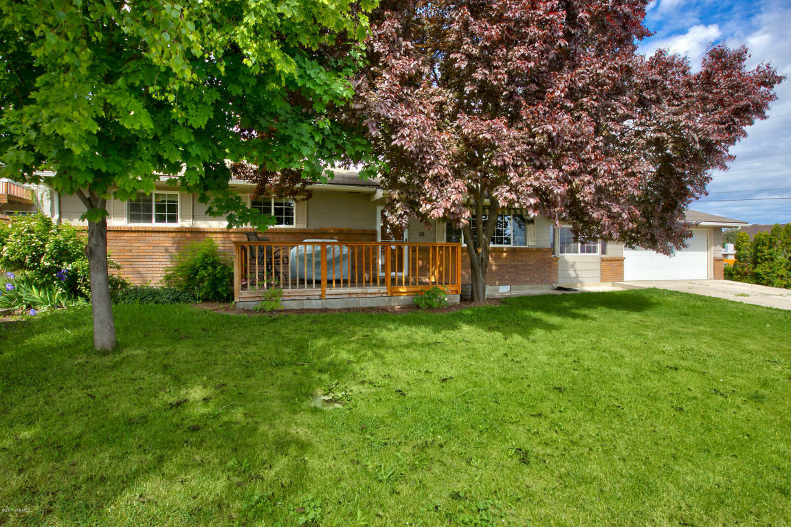 Property Photo:  10 Viking Dr  WA 98942 