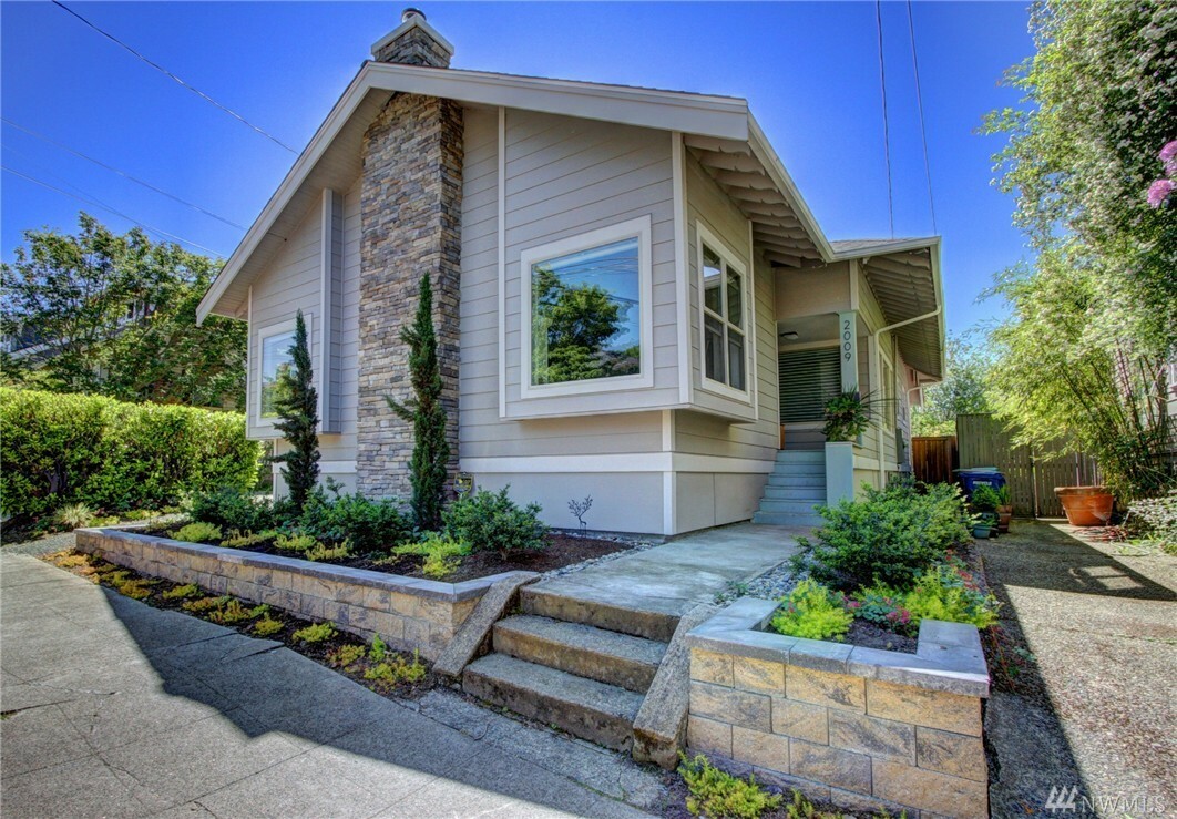 Property Photo:  2009 E Mercer St  WA 98112 