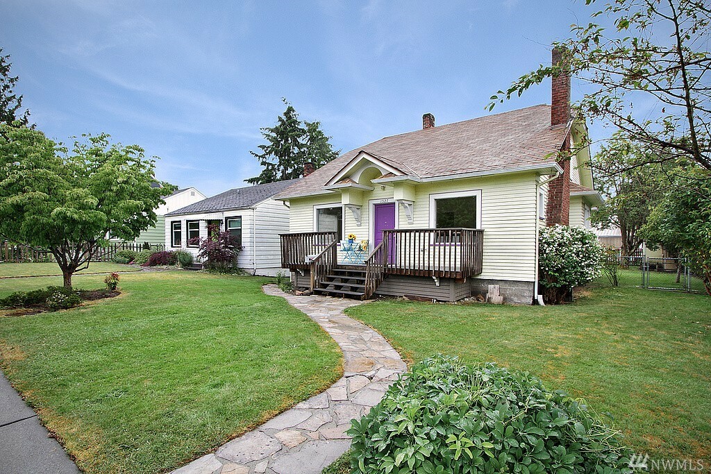 Property Photo:  1527 Rainier Ave  WA 98201 