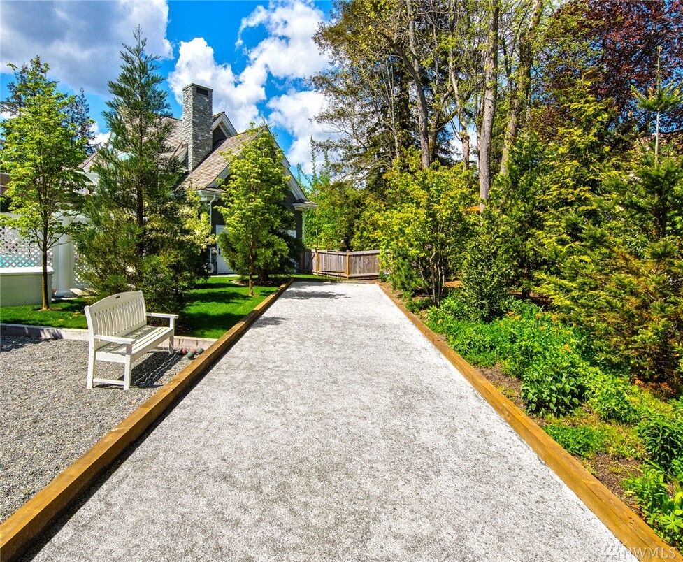 Property Photo:  321 82nd Ave NE  WA 98039 