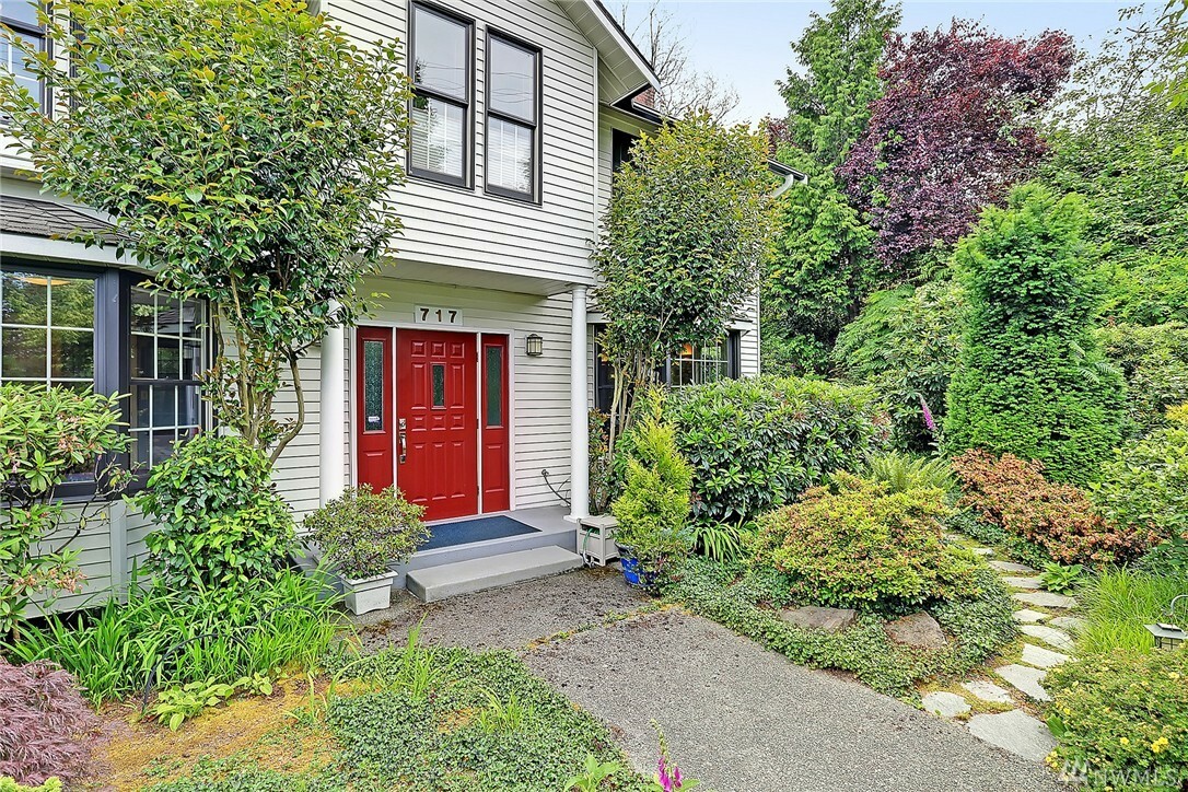 Property Photo:  717 SW Kenyon St  WA 98106 