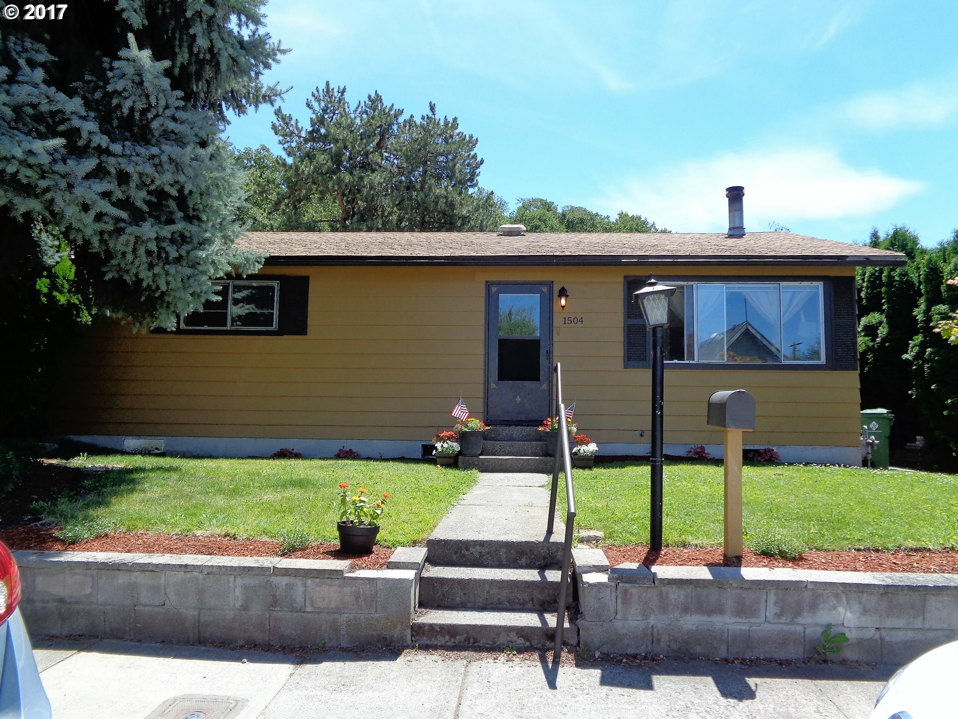 Property Photo:  1504 E 14th  OR 97058 