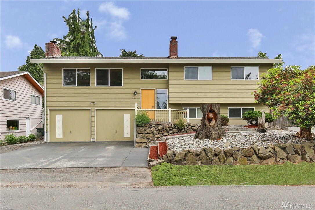 Property Photo:  310 Pine St  WA 98020 