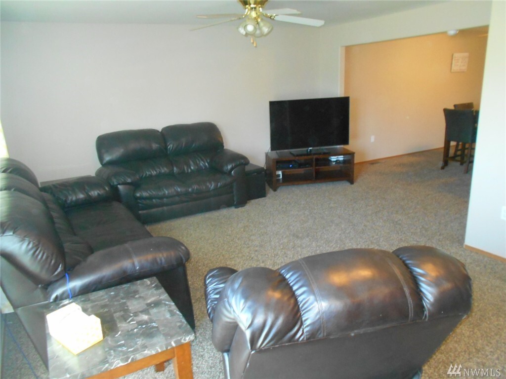 Property Photo:  1737 W Mockingbird St  WA 98837 