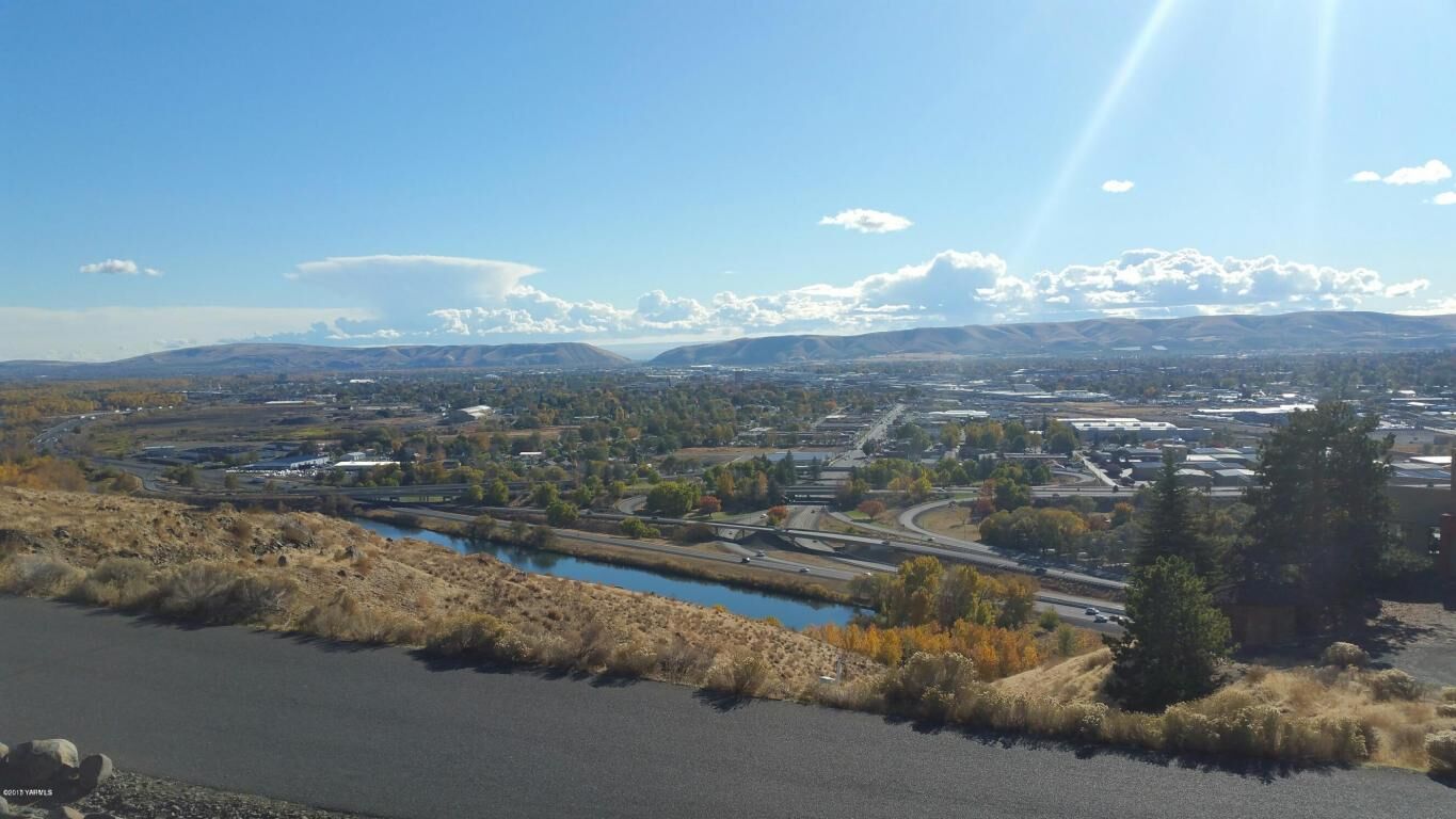 Property Photo: 21 Hailey Pl WA 98901