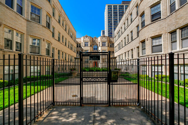 Property Photo: 818 W Sunnyside Avenue 2B IL 60640