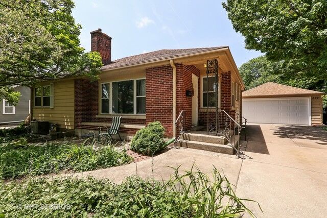 Property Photo: 822 Fairfield Avenue IL 60148
