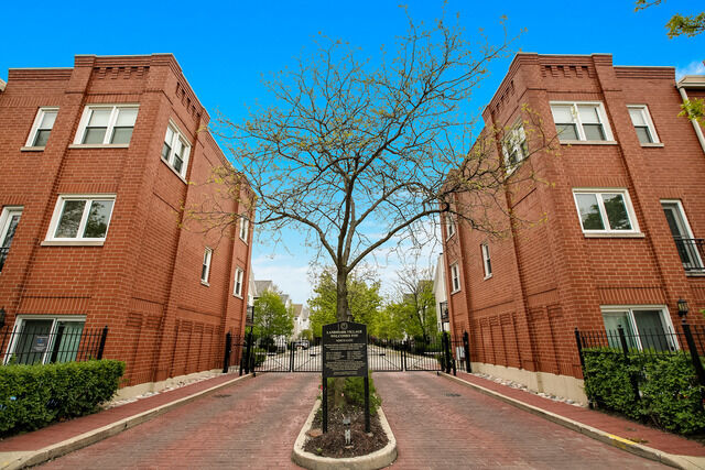 Property Photo:  2911 N Wolcott Avenue G  IL 60657 
