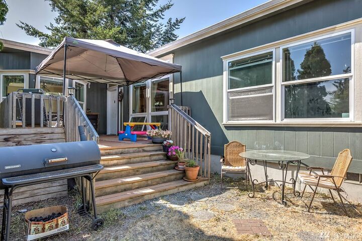 Property Photo: 1005 Diane Ave WA 98277