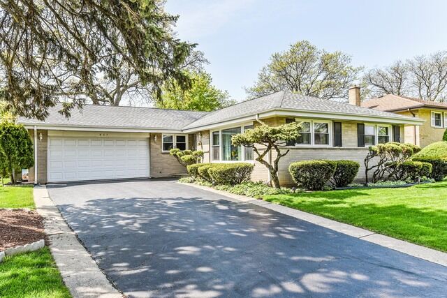 Property Photo: 807 Golfview Drive IL 60056