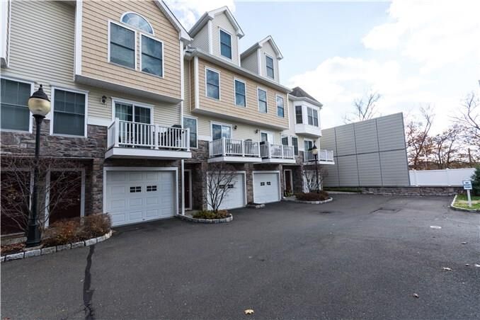 Property Photo:  85 Camp Avenue 5E  CT 06907