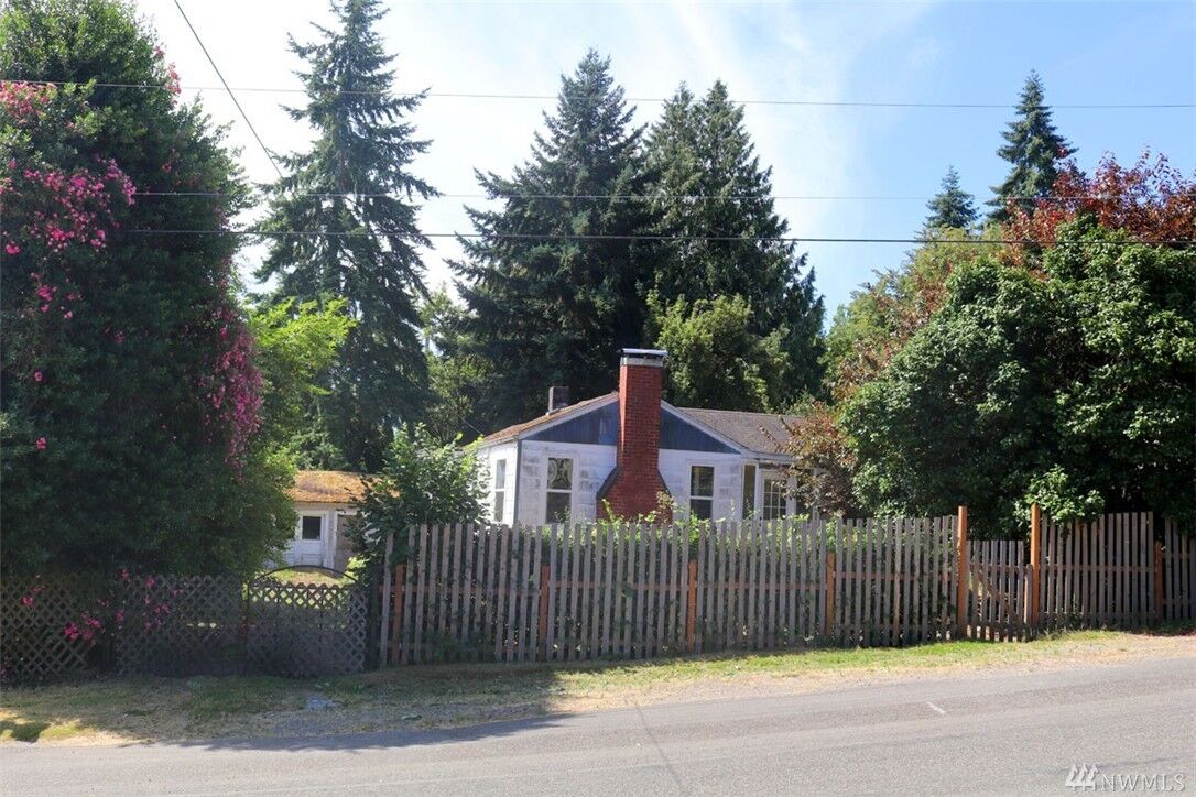 Property Photo:  1923 NE Barnett St  WA 98310 