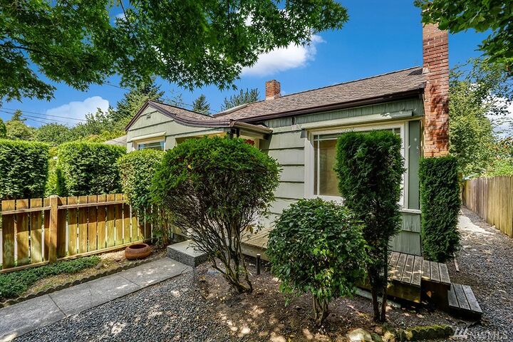 Property Photo:  408 NE 92nd St  WA 98115 