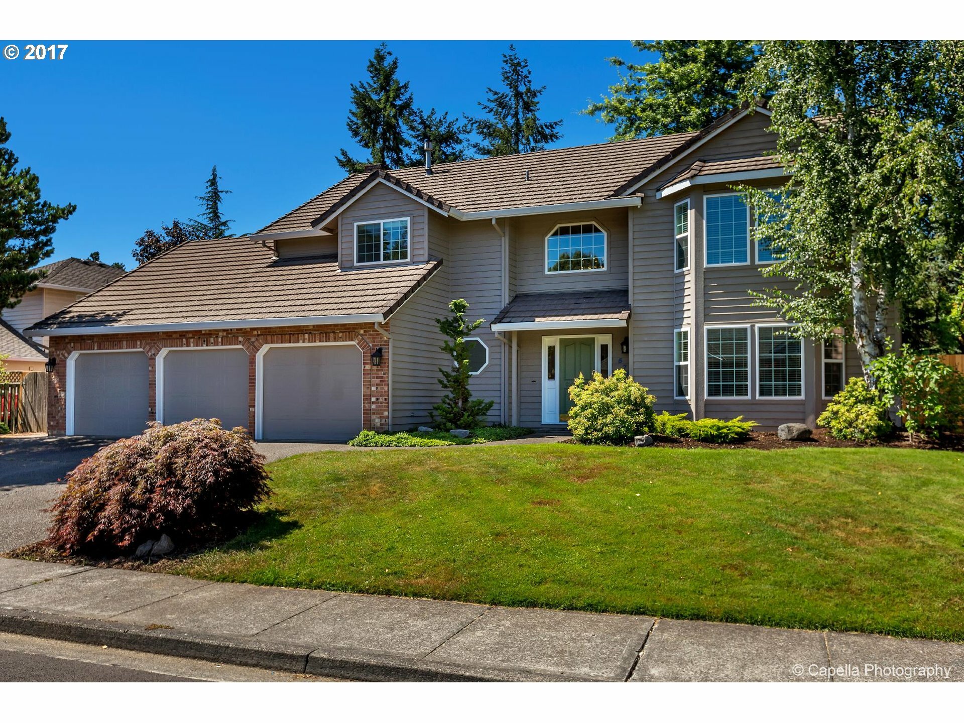 Property Photo:  575 NE Goldie Dr  OR 97124 