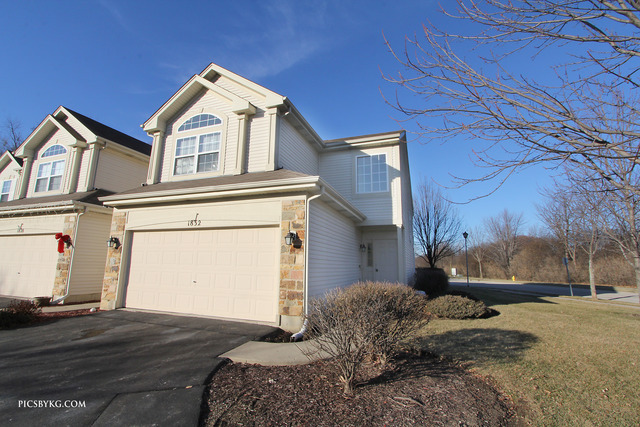 Property Photo: 1832 Maplewood Court IL 60030