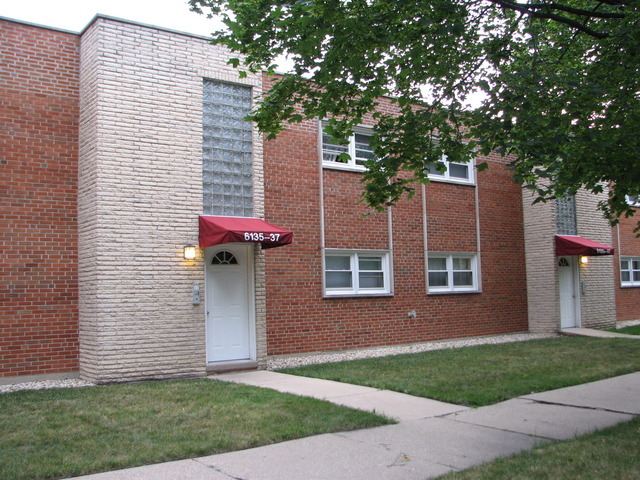 Property Photo: 6135 W Thorndale Avenue 2B IL 60646