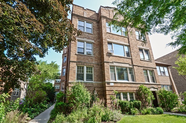 Property Photo: 2016 W Greenleaf Avenue 3A IL 60645