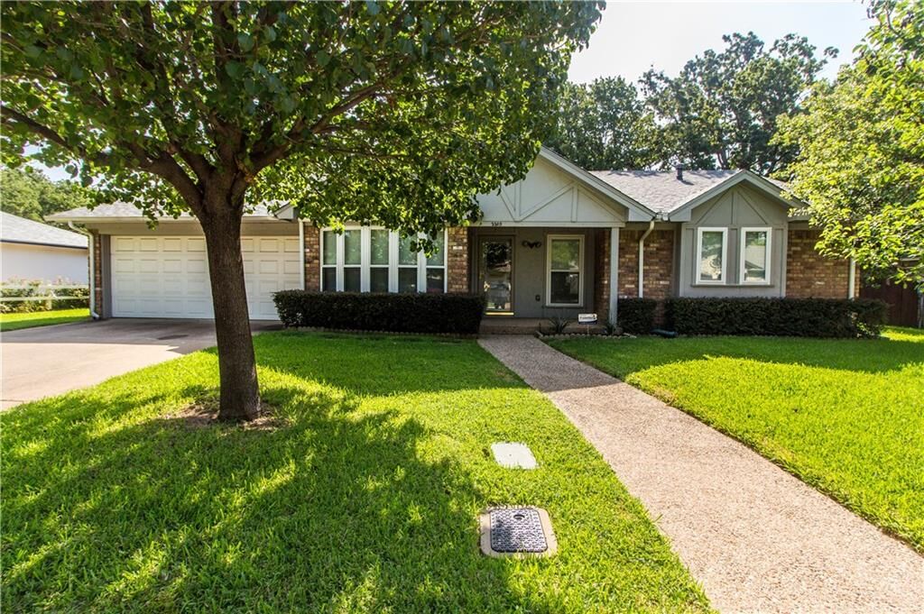 Property Photo:  2205 Canyonwood Drive  TX 76012 