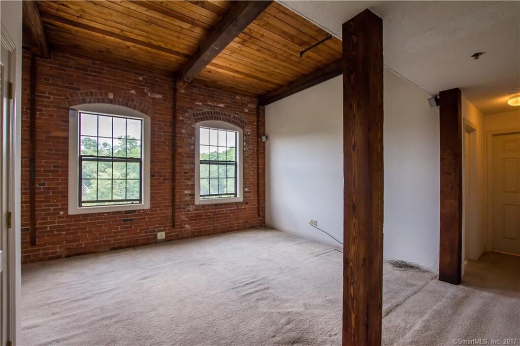 Property Photo: 16 Vernon Avenue 52 CT 06066