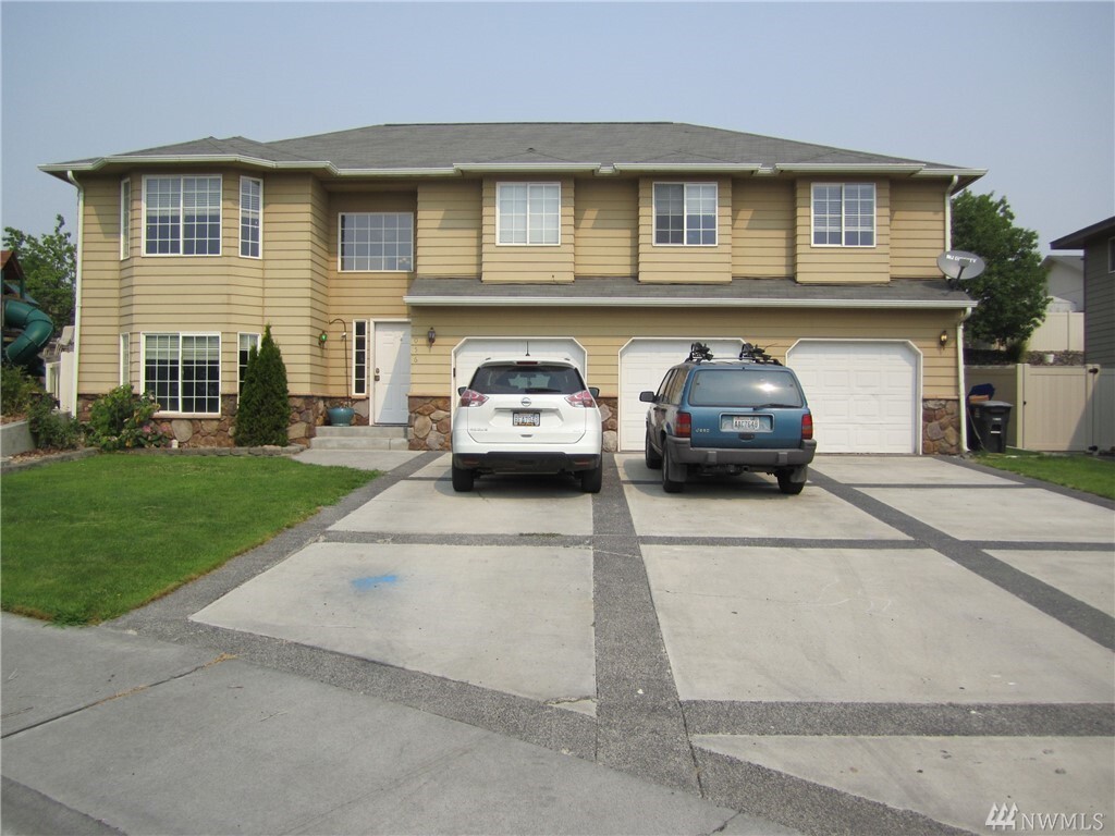 Property Photo: 1056 W Edgewater Lane WA 98837