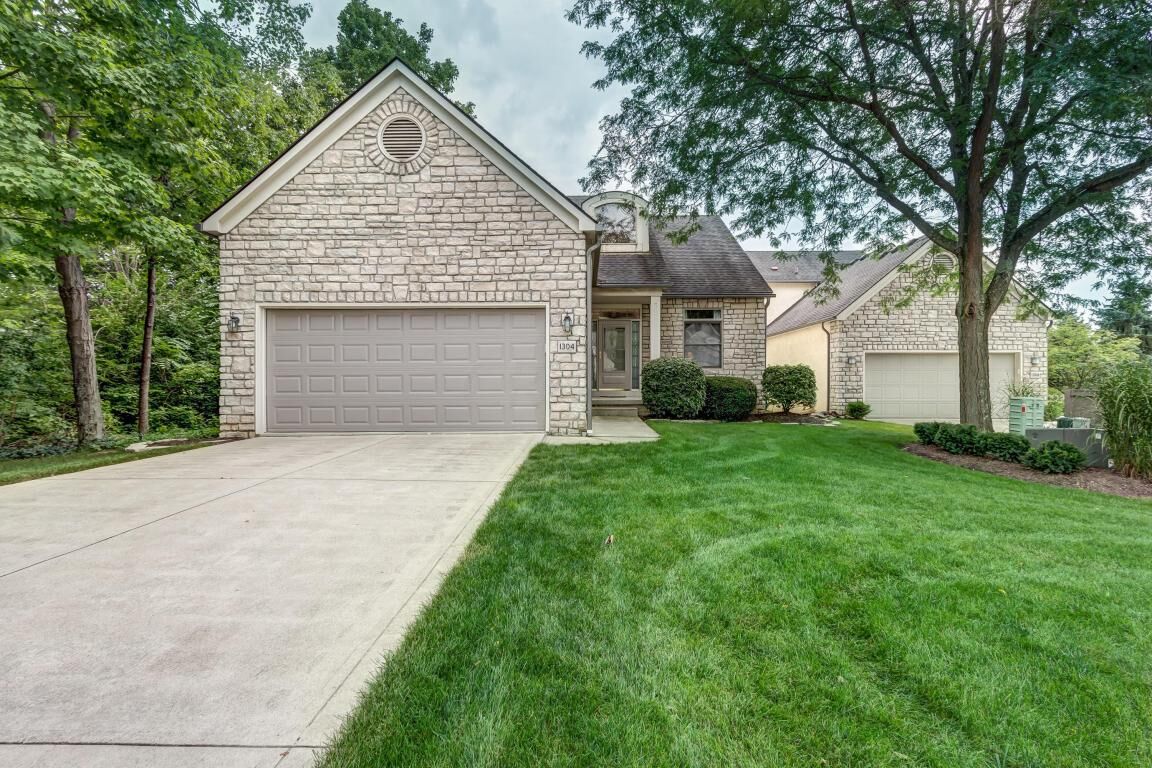 Property Photo:  1304 Cherokee Rose Drive  OH 43081 