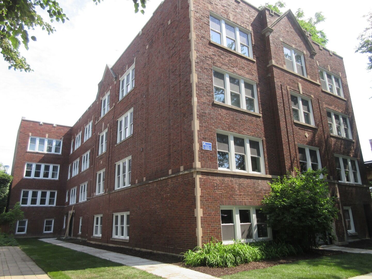 Property Photo: 1822 W Byron Street 1D IL 60618