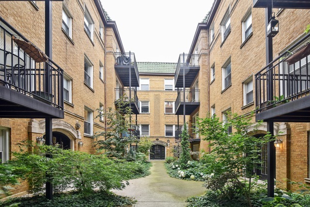 Property Photo: 7627 N Greenview Avenue 1E IL 60626