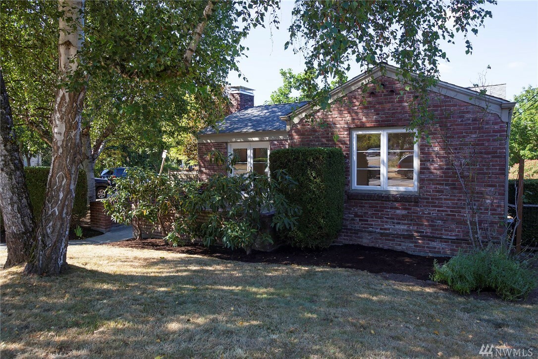 Property Photo:  1802 E McGraw St  WA 98112 