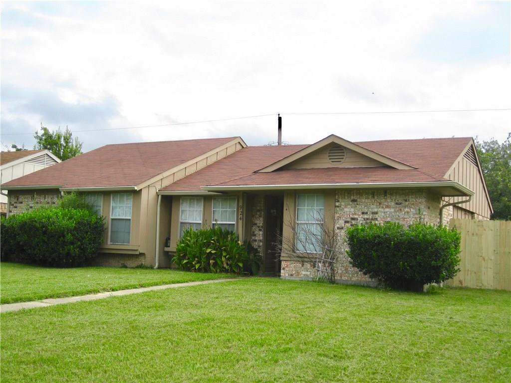 Property Photo:  924 Carom Way  TX 75217 